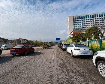 来到非常火的泥浆越野“和子坡”，拍点周边照片记录一下盛况