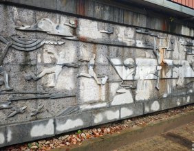 慈利人民广场前面居然有很大一块浮雕，展示各类运动项目