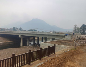 慈利澧零大桥已经撤去辅助钢铁架了，正在建设一些周边设施