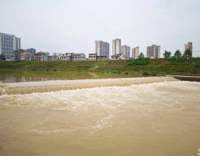 路过碧桂园零溪河畔，发现河水很是浑浊