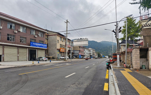慈利县民和路经过几个月道路升级改造，近日终于通车了