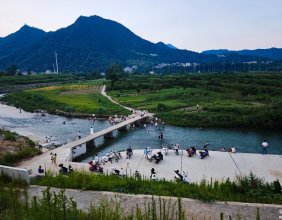 双安社区零溪河边上，市民喜欢傍晚时分到河里玩水消暑