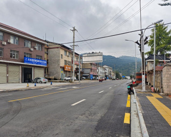 慈利县民和路经过几个月道路升级改造，近日终于通车了