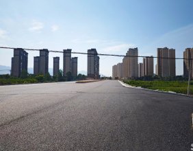 慈利澧零路已经铺上了沥青，但拆迁问题还没有彻底解决
