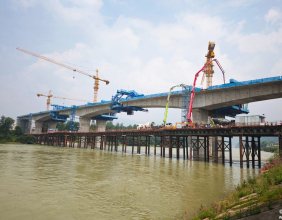 慈利绕城公路琵琶洲大桥双安这边看到两台泵车同时施工