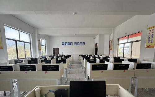 三官寺中学：高标准计算机室投入使用，政策红利赋能乡村教育