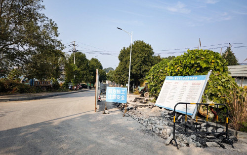 慈利工业集中区有段路修好没多久又挖了半边，真是有点浪费