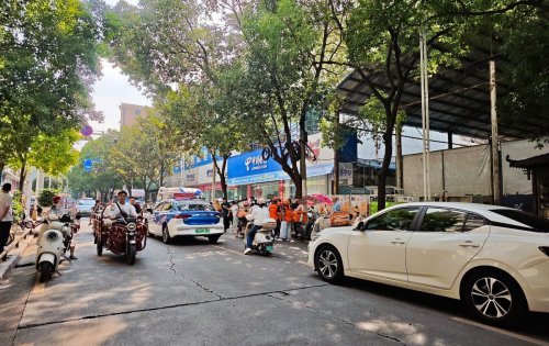 路过笔架路电信公司前面，看到很多人聚在一起