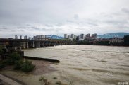 慈利县城关电站东门大坝澧水河段，洪水倾泻而下奔流向东