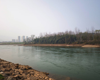 慈利县溇水流域洪家洲河段，有一艘可可爱爱的迷你小渡船
