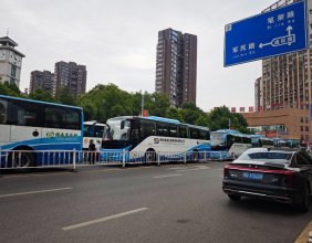 路过金慈小学，看到几十辆大巴车带中考学生来熟悉考场