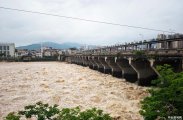 慈利县城关电站东门大坝闸门全开泄洪场景