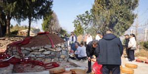 正月初四给过世的八伯伯拜新年，中午酒店就餐还打了四个包