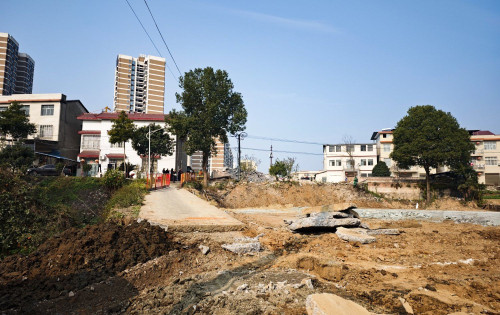 澧零公路董家岗拆迁区再扩两米，另一栋三层小楼可能要拆除