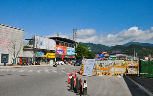 慈利大市场前面的路正在铺地砖，人行道设计得有点宽