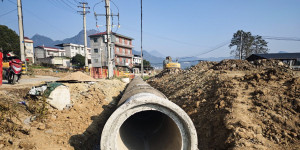 路过白公城澧零公路建设工地，看到准备埋一根粗壮的水泥管子