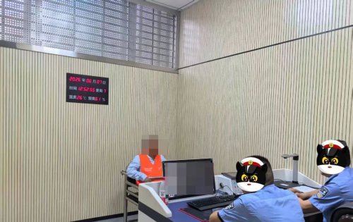 慈利公安查获1辆严重超员涉嫌危险驾驶面包车，司机被刑拘