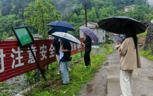 县农业局核查溪口镇里仁村自建桥梁安全隐患