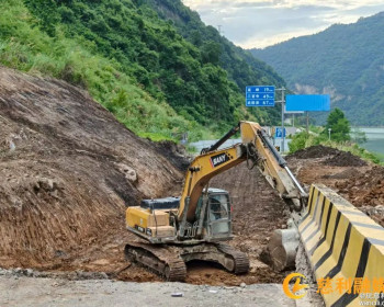 慈利县S518长潭河沉陷路段抓紧施工中，预计8月底恢复通车