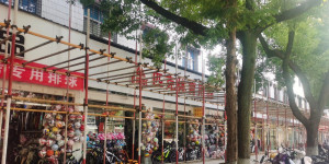 笔架路人民广场路段一排店子前面装上了脚手架，准备干什么呢