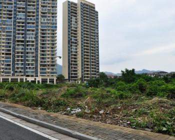 双安社区江山壹号项目地拆除了围栏，吸引不少人前来开荒种菜