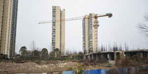 碧桂园江山赋旁边工地杂草丛生，不是说已经有人接盘了吗？