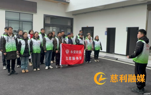 金慈街道永安社区组织开展沿河步道环境集中整治行动