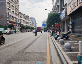慈利县环城南路部分路边收费车位已经洗掉了