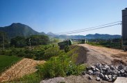 在新零溪河大桥桥头，看到数辆大车拉着砂石给支路填土