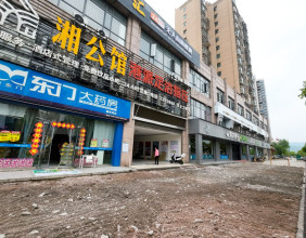 双安社区翰林苑北苑前面的人行道在整修，希望这次一步到位
