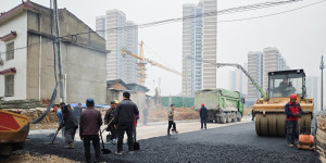 澧零路建设工程最新进展：靠近官桥路的一小段已经铺上了沥青