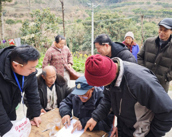 回合堰村参加第十二届村委换届选举投票，然后取过年的腊肉