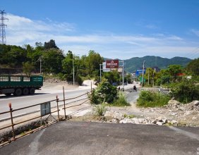 慈利工业园安慈高速出入口路段交通管制在即，部分建材已就位