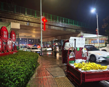 慈利碧桂园桥头夜市正式开业，下雨天都车水马龙食客爆棚