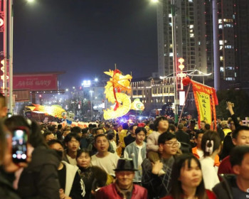藏蓝守护非遗红，平安点亮溇澧夜——直击慈利板板龙灯背后的“警”彩