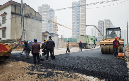 澧零路建设工程最新进展：靠近官桥路的一小段已经铺上了沥青
