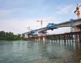 2026年汛期前的慈利县绕城公路琵琶洲大桥双安段建设现场