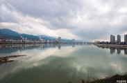 强降雨即将来袭，城关电站东门大坝九个大闸同时在放水