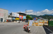 慈利大市场前面的路正在铺地砖，人行道设计得有点宽