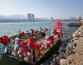 近距离围观慈利水上板板龙灯：灯笼用的电灯，单筏可坐二人