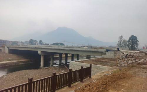 慈利澧零大桥已经撤去辅助钢铁架了，正在建设一些周边设施