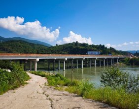 慈利县溇水大桥拓宽工程现场，新桥已经建设得差不多了