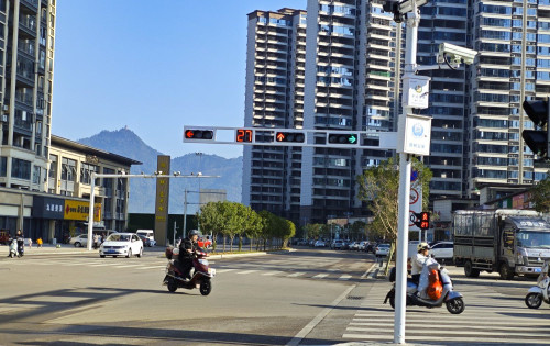 慈利城区两个右转红灯问题上网后，今天发现一个已改为常绿了