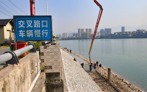 慈利太坪社区澧水河堤在搞硬化，再也不怕明年涨大水哒