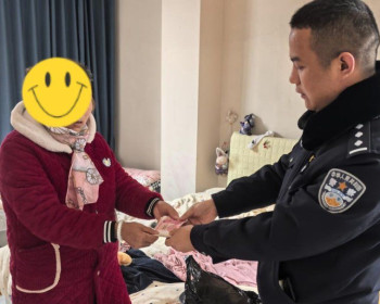 七旬老人家中“丢钱”急报警，民警一小时寻回藏背包的现金