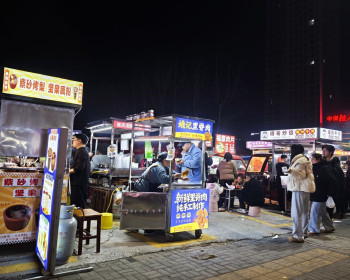 腊月二十七晚上的碧桂园桥头夜市，摊主盘得皮生意很红火