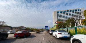 来到非常火的泥浆越野“和子坡”，拍点周边照片记录一下盛况