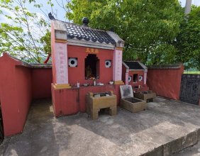 在龙峰村的公路边上，新立了玉皇庙和土地庙