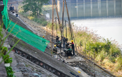慈利县澧水河双安段河堤加固工程进行中，听说月底就能完工