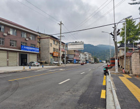 慈利县民和路经过几个月道路升级改造，近日终于通车了